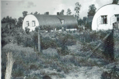 1947 48 wurden in Trappenkamp 15 solcher Nissenhütten errichtet. Sie ergänzten neben den Bunkergebäuden des ehemaligen Marinesperrwaffenarsenals die Unterbringungsmöglichkeiten in der Flüchtlingssiedlung Foto von Gerhard Bechmann 